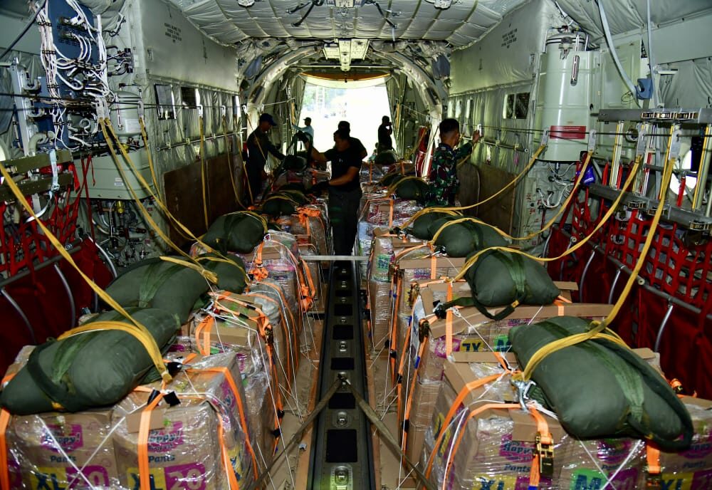 Di Atas Langit Aceh Tamiang, C-130J Super Hercules TNI AU Lepas 20 Bundle LCLA