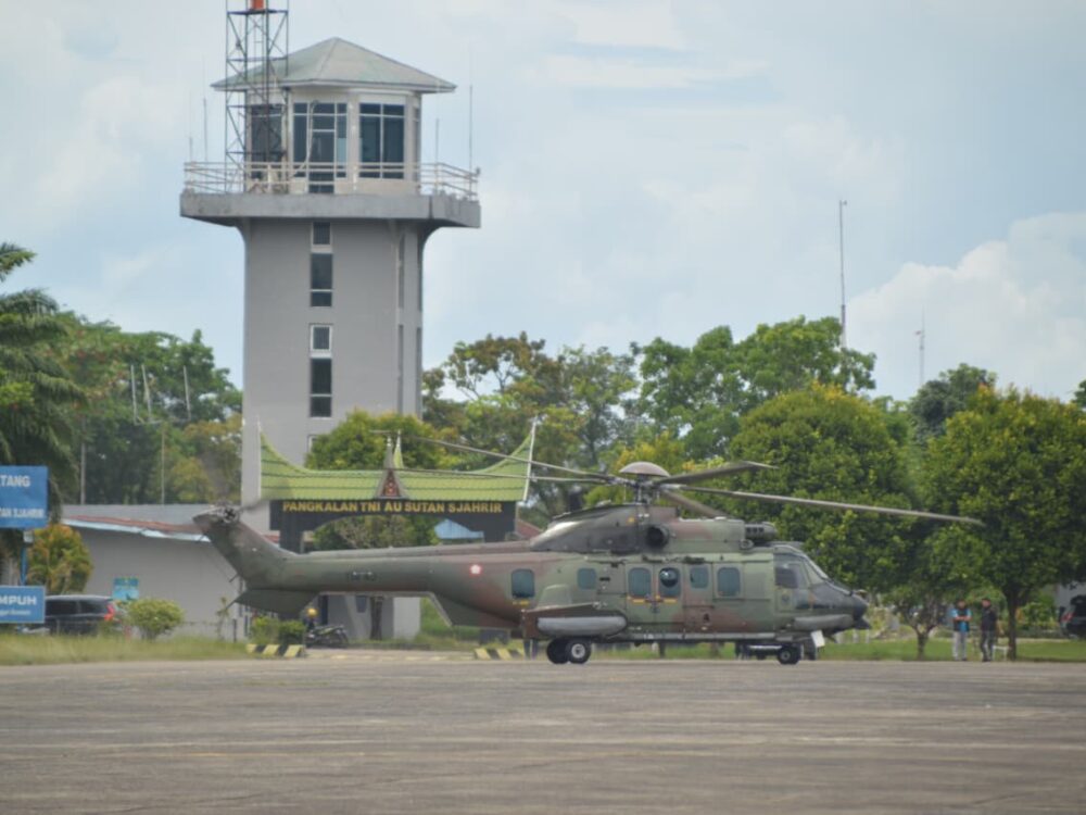 Saat Akses Darat Terputus, Caracal TNI AU Kirimkan Bantuan ke Kabupaten Agam