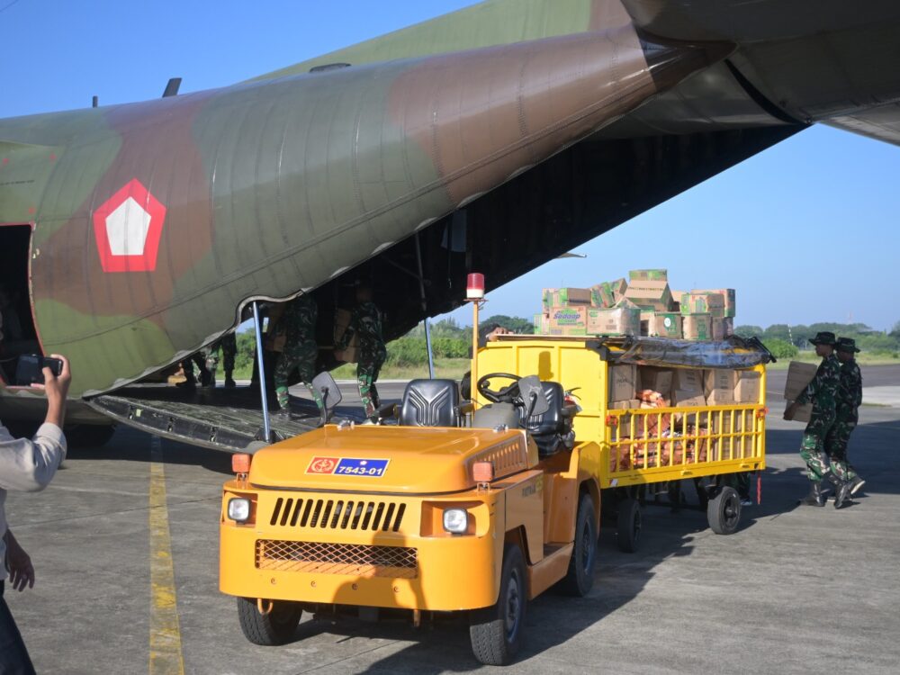 CN-295 TNI AU Kembali Terjunkan Helibox, Kini Sasar Aceh Tamiang