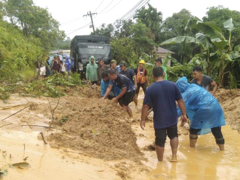 Terdampak Banjir, Satrad 103 Sibolga Tetap Dukung Penanganan Bencana