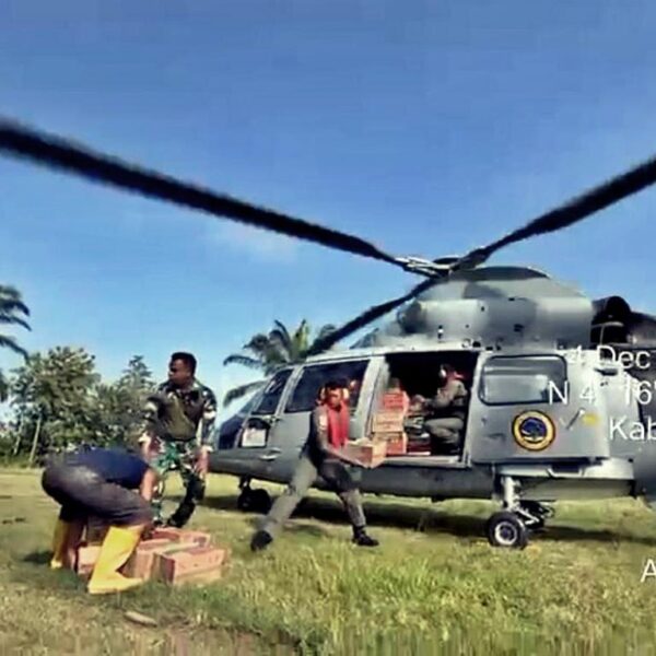 Helikopter TNI AL Mendarat di Aceh Tamiang Distribusikan Bantuan bagi Masyarakat