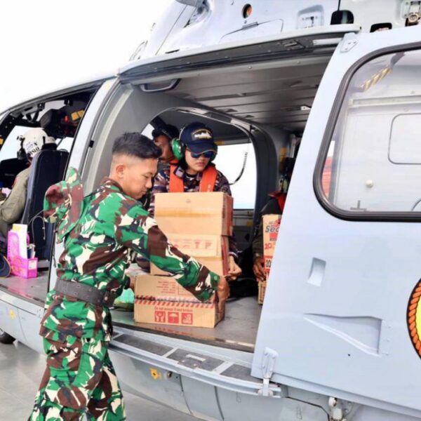 Helikopter TNI AL Distribusikan Logistik Bantuan Kemanusiaan di Sibolga