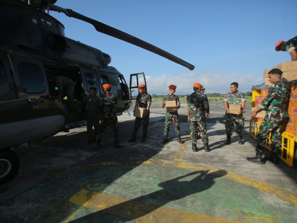 Respons Kebutuhan Mendesak Warga Jagong Jeget, Helikopter Caracal TNI AU Kirim 1 Ton Bantuan