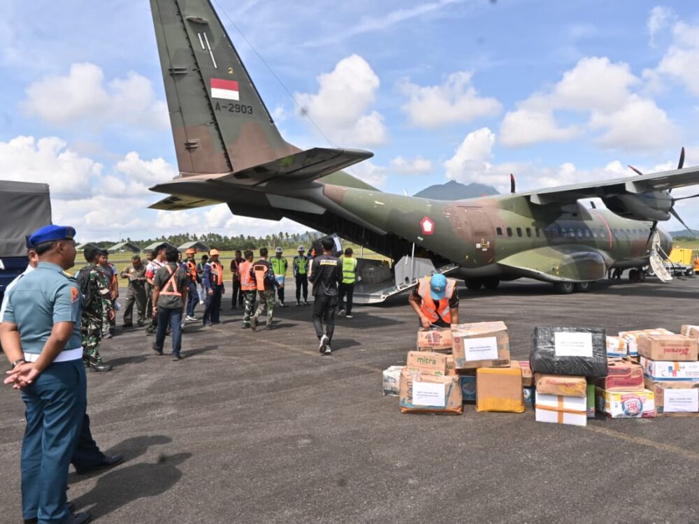 Lanud Raden Sadjad Salurkan Donasi Masyarakat Natuna ke Daerah Terdampak Bencana di Aceh, Sumut, dan Sumbar