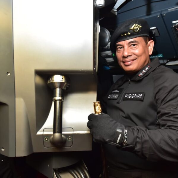 KASAL Sematkan Brevet Hiu Kencana kepada Panglima Korps Marinir
