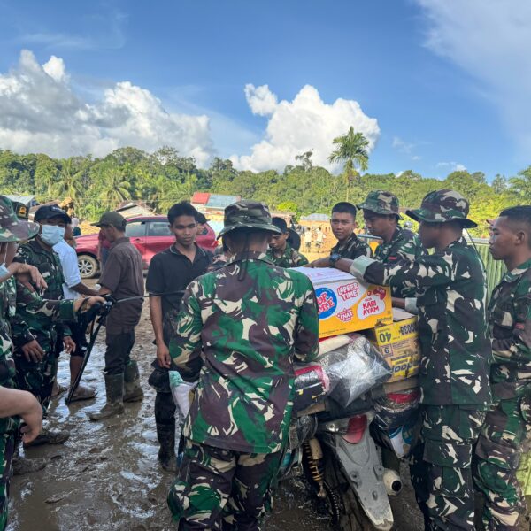 Tembus Kabupaten Agam, Prajurit TNI AD Salurkan Bantuan ke Daerah Terisolir