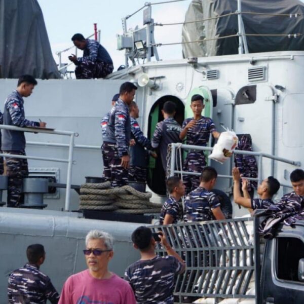 KRI Sultan Thaha Syaifudin-376 Tuntaskan Debarkasi Bantuan Logistik di Wilayah Lhokseumawe