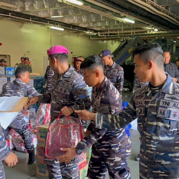 Tiba di Padang, KRI Semarang-594 Debarkasi Bantuan Kemanusiaan Bagi Terdampak Bencana