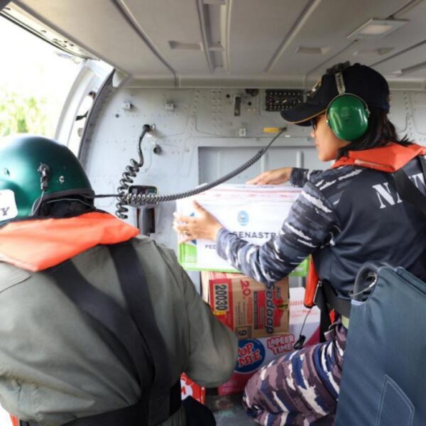 Helikopter HS-1311 TNI AL Distribusi Bantuan Kemanusiaan di Wilayah Sibolga