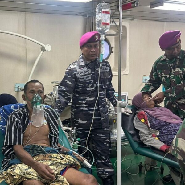 Pasca Bencana Alam, Prajurit TNI AL Berikan Pelayanan Kesehatan di KRI DR. SOEHARSO-990