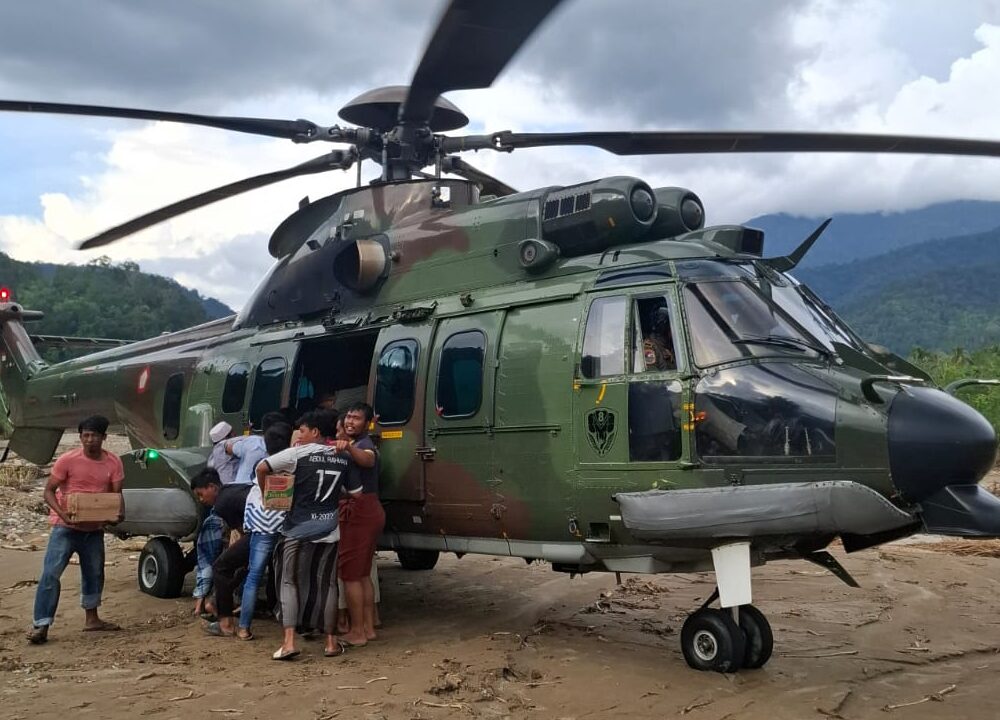 Dua Helikopter TNI AU Percepat Penyaluran Bantuan ke Wilayah Terdampak Bencana di Aceh