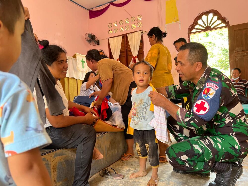 ‎TNI AU Berikan Layanan Kesehatan bagi Warga Terdampak Bencana di Desa Kolang