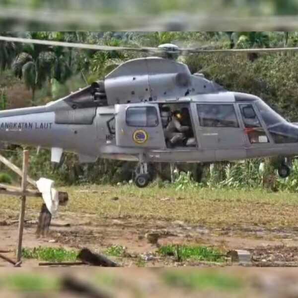 Helikopter TNI AL Distribusikan 300 Kg Bantuan Logistik di Tapanuli Tengah