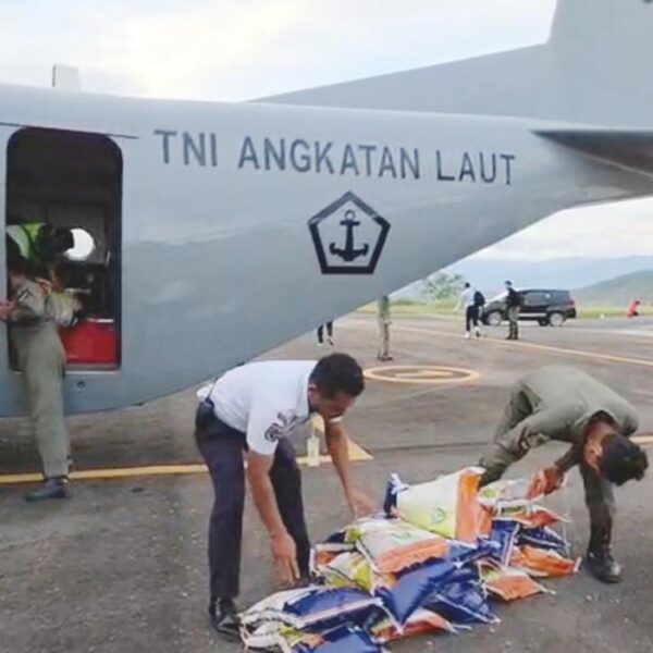 Serentak, TNI AL Kerahkan Unsur Udara Distribusikan Bantuan Kemanusiaan di Sejumlah Wilayah