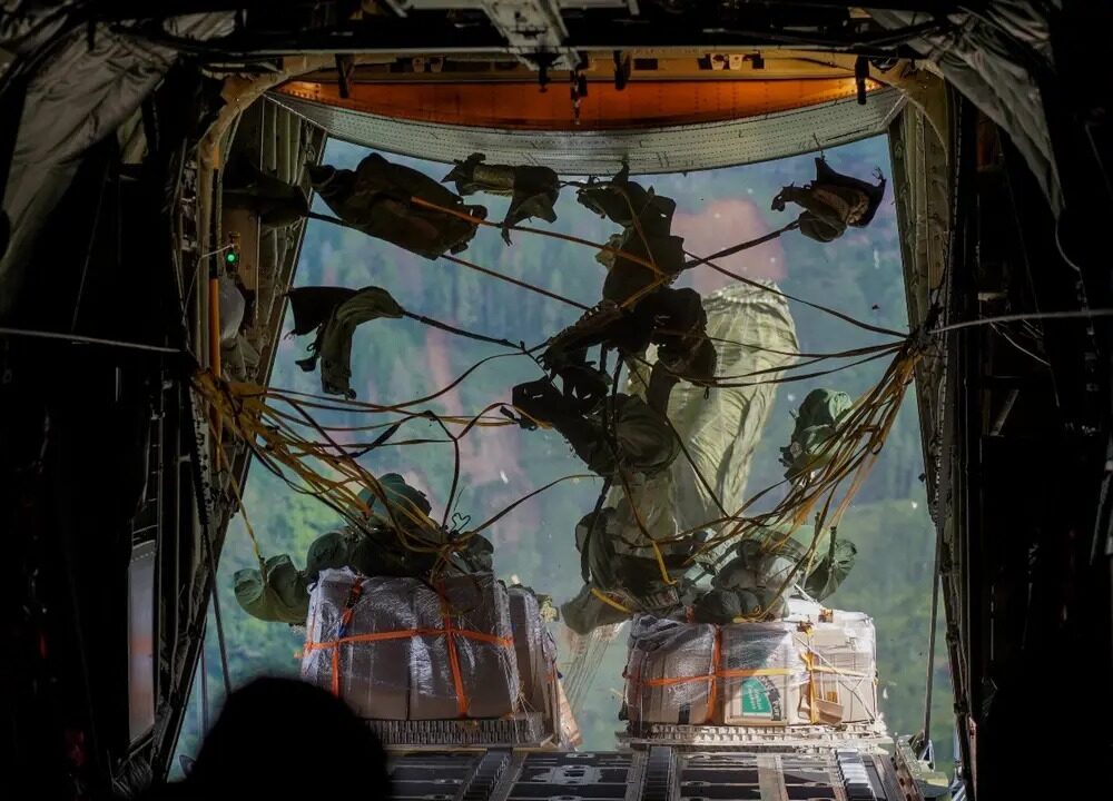 TNI Lakukan Airdrop Bantuan Sembako 5,4 Ton di Blankejeren, Gayo Lues