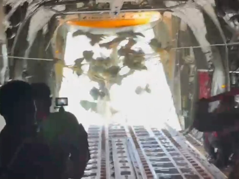 ‎‎TNI AU Lanjutkan Airdrop di Blangkejeren, Dua Pesawat Dikerahkan Kirim 5.9 Ton Bantuan