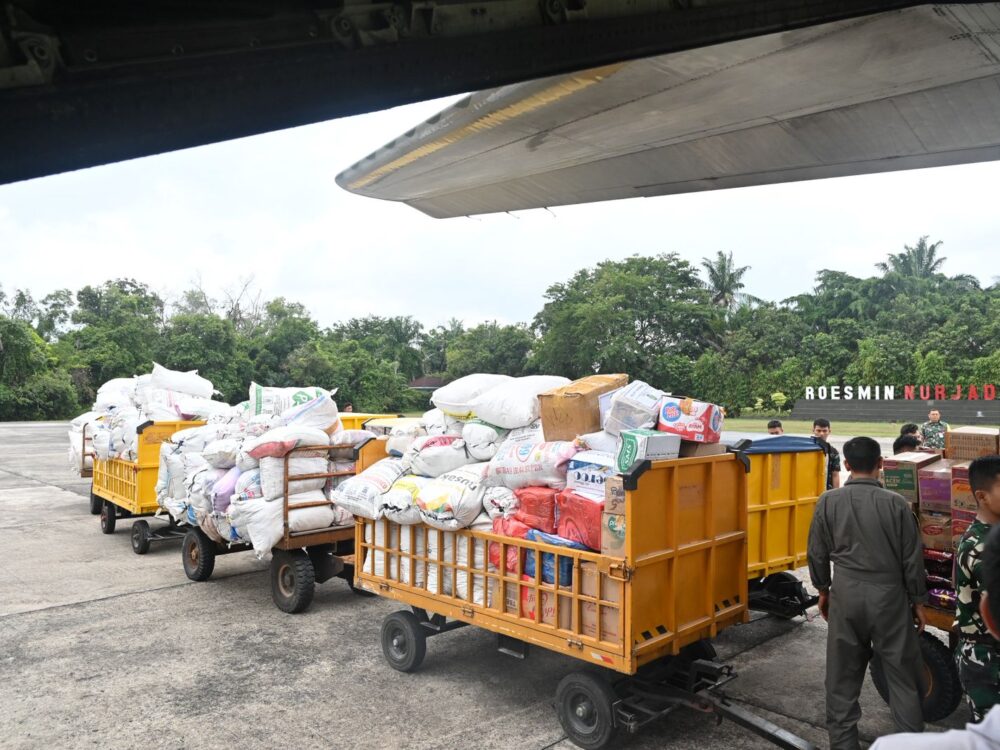 Lanud Roesmin Nurjadin Kirim 12,4 Ton Bantuan untuk Korban Bencana Sumatera Barat