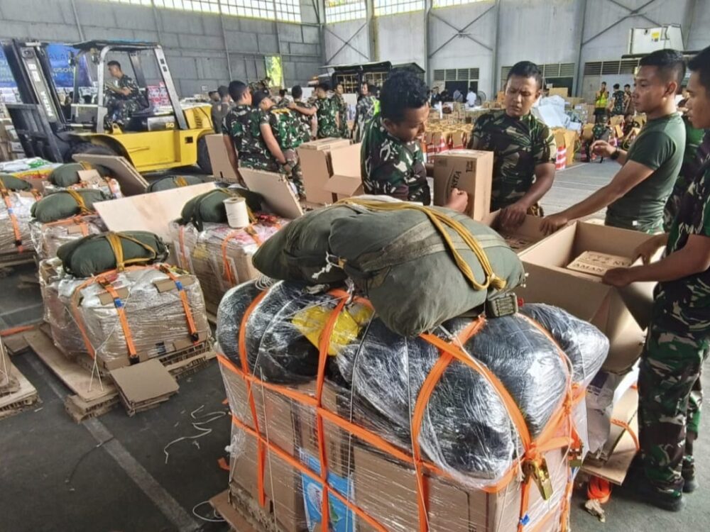 Peran Rigger TNI AU di Balik Airdrop Bantuan untuk Korban Bencana