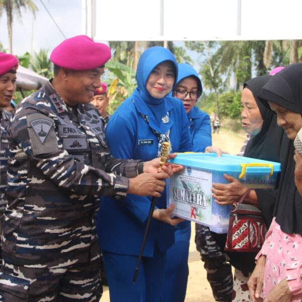 Pangkormar Terjun Langsung Tinjau Lokasi Banjir, Memberi Bantuan dan Temui Prajuritnya