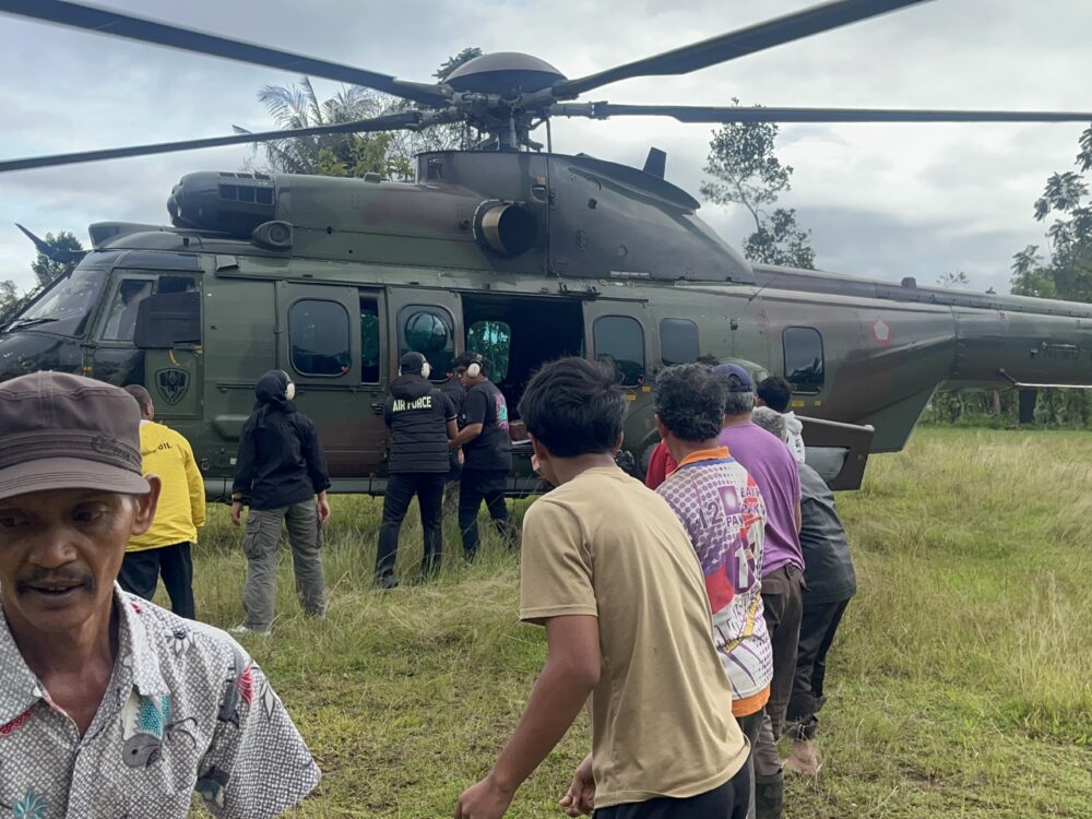 Helikopter Caracal TNI AU Distribusikan 2,8 Ton Bantuan ke Tanah Datar dan Agam