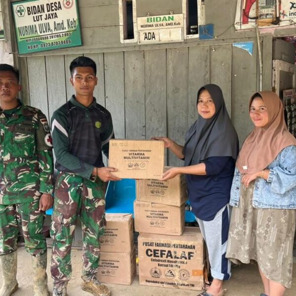 Jalan Kaki, Prajurit Yonif TP 854/DK Kodam IM Salurkan Obat ke Wilayah Terisolir di Aceh Tengah