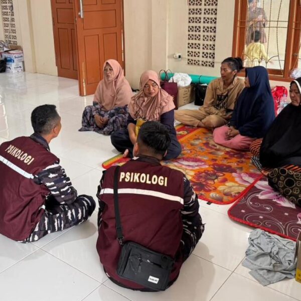 TNI AL Berikan Dukungan Psikologi pada Masyarakat Terdapak Bencana di Lubuk Minturun, Padang