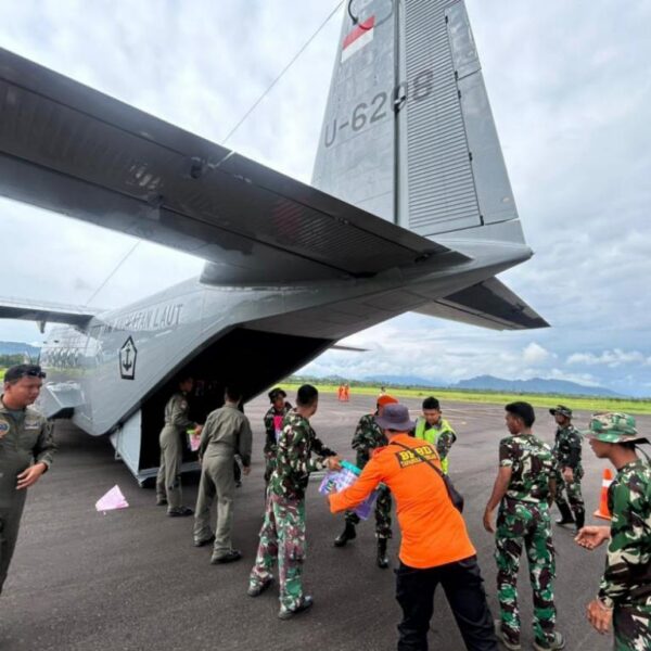 1,2 Ton Sembako Diterbangkan CASSA TNI AL Menuju Sibolga