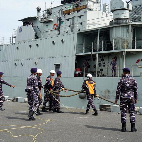 Bantuan Kemanusiaan dari Riau menuju Aceh Diberangkatkan TNI AL dengan KRI Teluk Gilimanuk 531