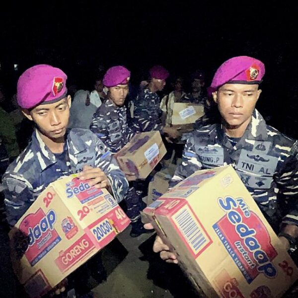 Prajurit TNI AL Salurkan Bantuan Kemanusiaan di Aceh Tamiang