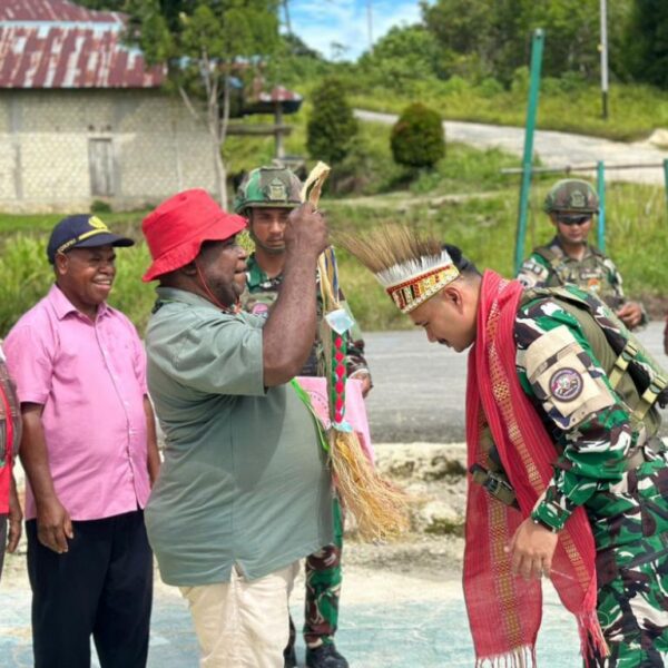 Rajut Persaudaraan, Masyarakat Aifat Raya Papua Anugerahkan Gelar Adat kepada Prajurit TNI AL
