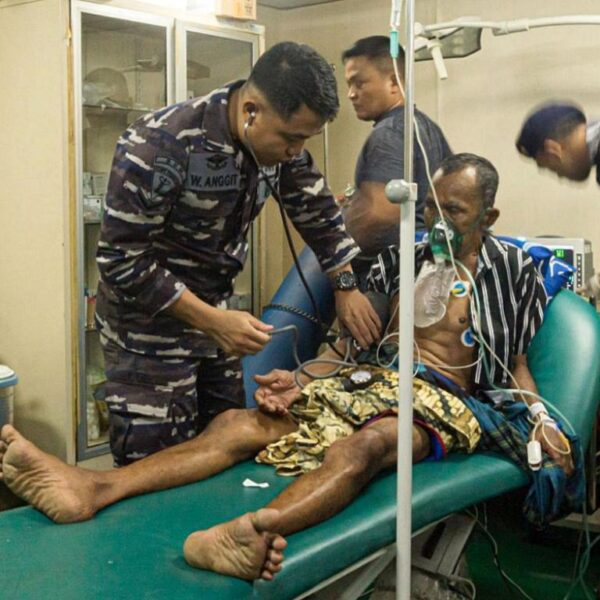 TNI AL KRI dr. Soeharso-990 dan Rumah Sakit Lapangan Layani Ratusan Korban Banjir Aceh