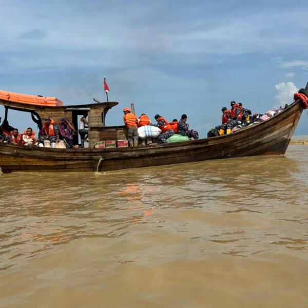 Via Kapal Nelayan, Prajurit Korps Marinir Salurkan Logistik, Tembus Daerah Terisolir di Aceh Tamiang