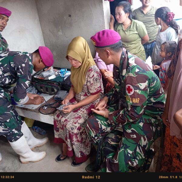 Di Seruway Aceh Tamiang, Korps Marinir Lakukan Pengobatan dan Bantuan dari Rumah ke Rumah