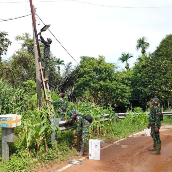Prajurit TNI Pasang Lampu Tenaga Surya, Akses Penerangan Warga Desa Mardame Kembali Normal