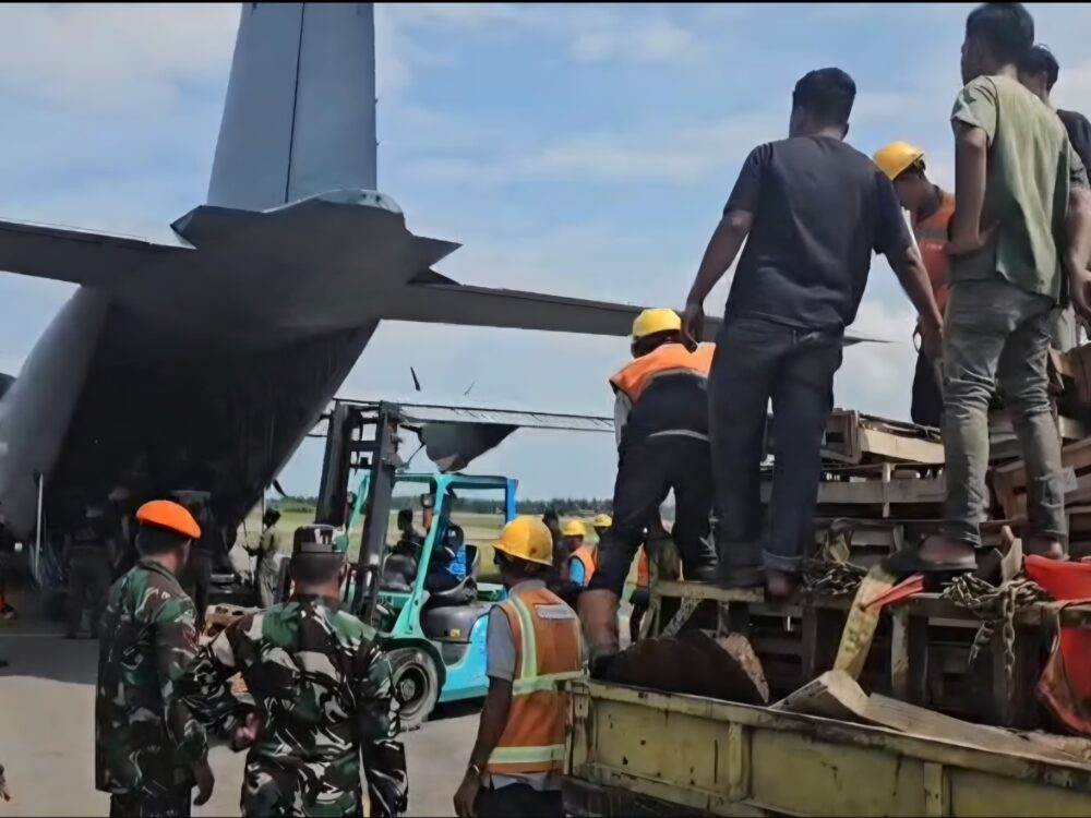 Super Hercules TNI AU Angkut Logistik PLN untuk Percepatan Pemulihan Listrik di Aceh