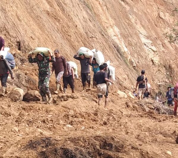 Akses Bireuen–Takengon Terputus, Prajurit TNI Dampingi Warga Lalui Jalur Darurat