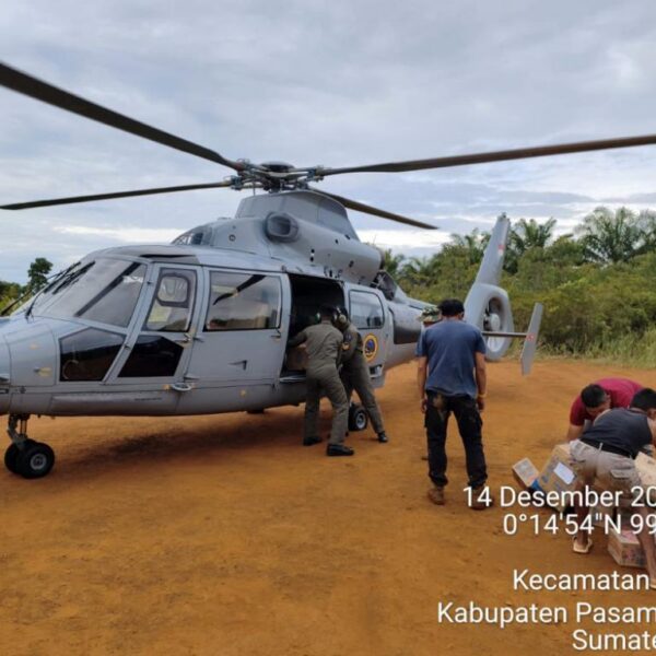 TNI AL Salurkan Bantuan Logistik dan Dukung Angkutan Personel di Aceh dan Sumbar