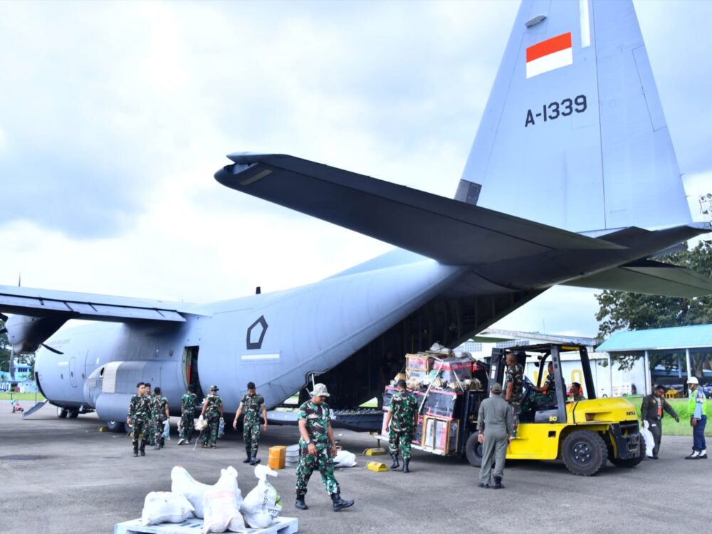 C-130J TNI AU Angkut Sling Jembatan untuk Percepat Pemulihan Akses di Kabupaten Bener Meriah