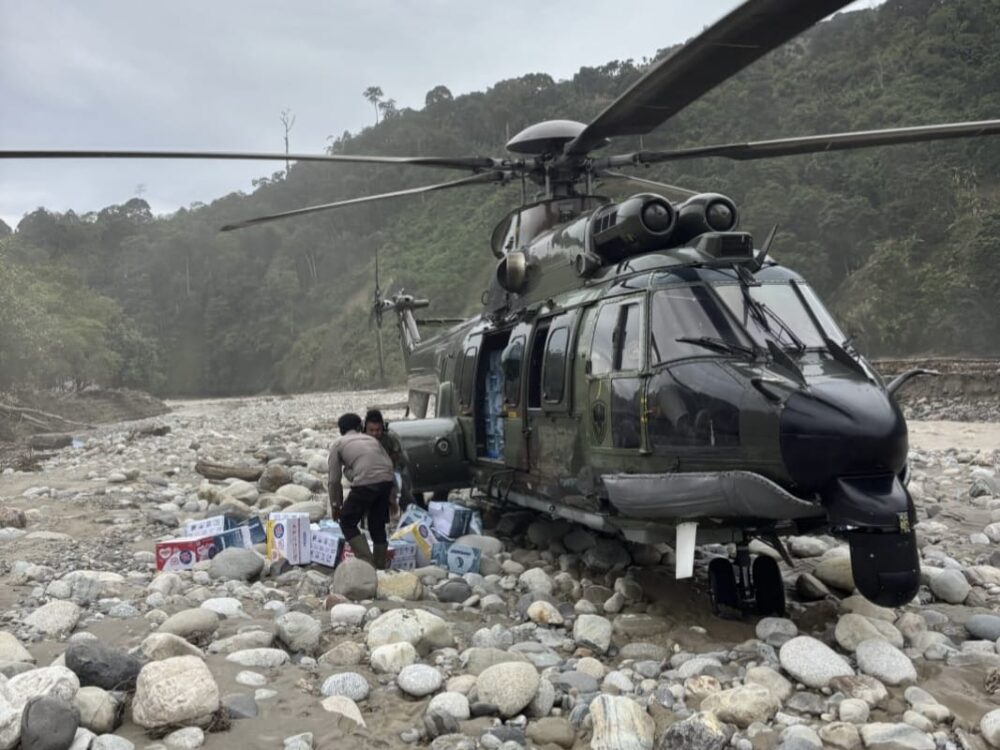 Tembus Medan Ekstrem, Helikopter TNI AU Mendarat di Aliran Sungai Distribusikan Bantuan Bencana