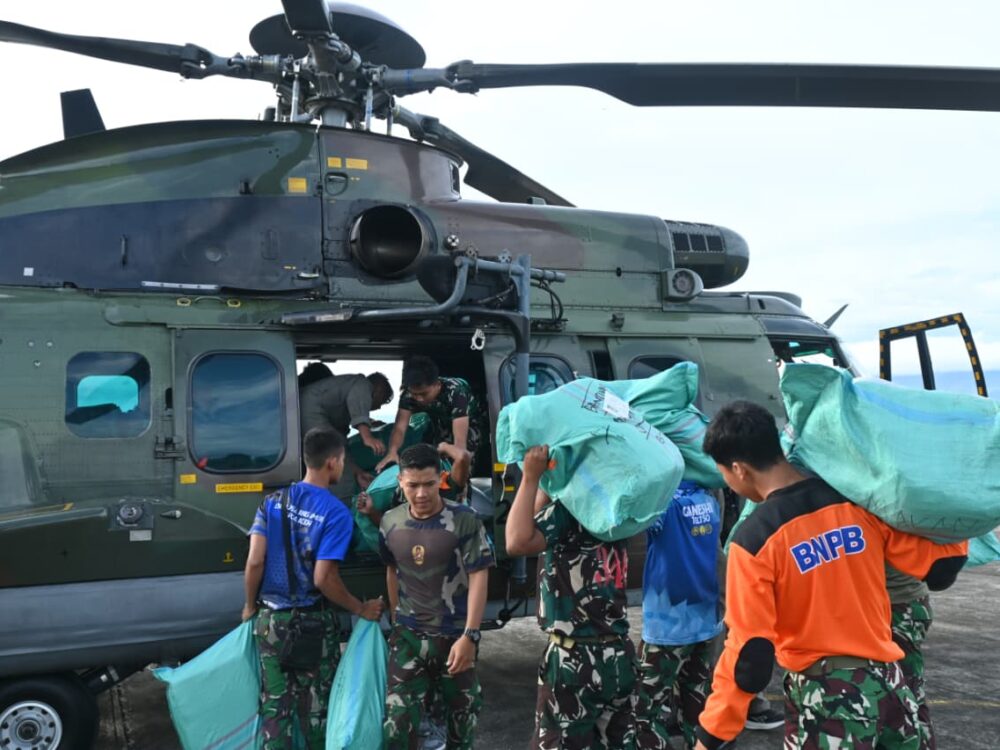 Helikopter Caracal TNI AU Salurkan 4 Ton Bantuan ke Tujuh Desa Terdampak Bencana di Bener Meriah dan Aceh Tengah