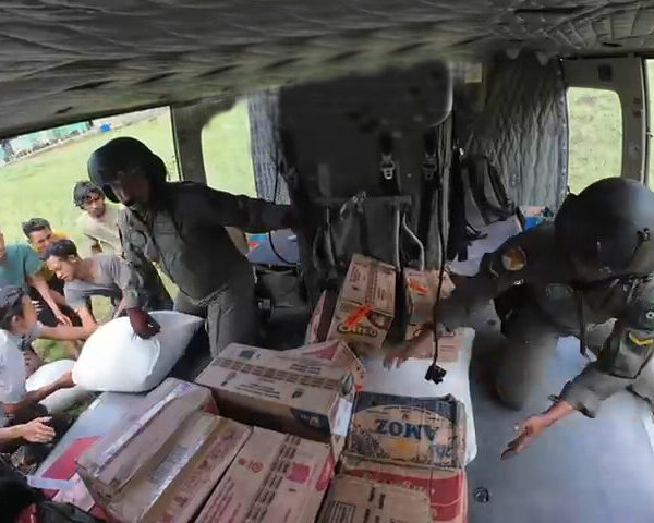 Akses Darat Terbatas, TNI AD Salurkan Logistik ke Bener Meriah dan Aceh Tengah Lewat Udara