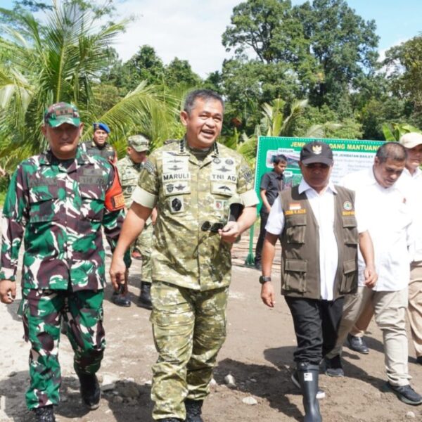 KASAD Dampingi Presiden RI Pastikan Akses Warga Pascagalodo di Sumatera Barat Pulih