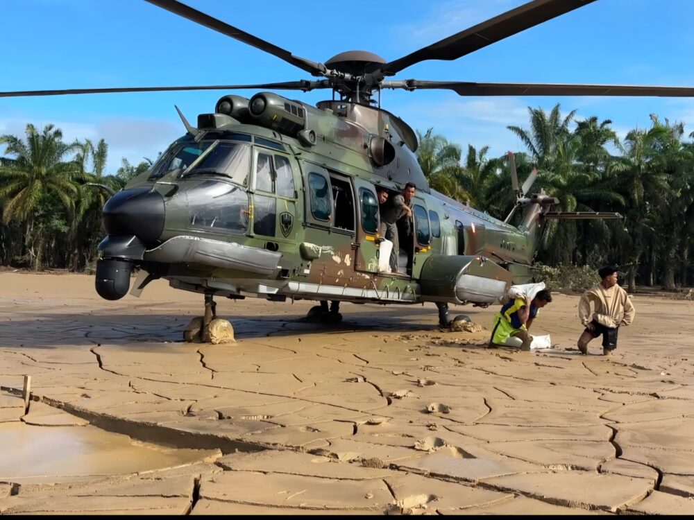 Hadapi Medan Berlumpur, Helikopter Caracal TNI AU Distribusikan Bantuan ke Aceh Tamiang
