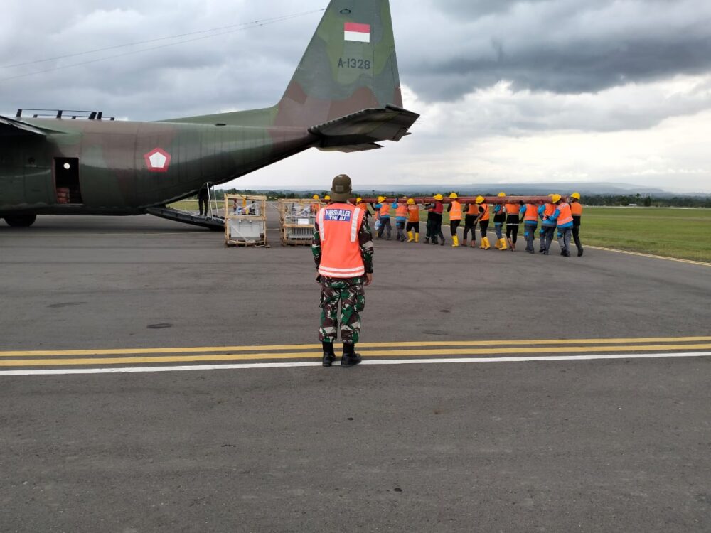 Percepat Pemulihan Listrik di Aceh Tengah dan Bener Meriah, TNI AU Angkut Tiang Listrik dan Trafo PLN