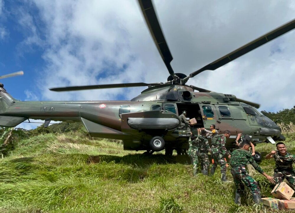 Mendarat di Lereng Bukit, Helikopter Caracal TNI Angkatan Udara Salurkan Bantuan ke Nagari Sungai Limau