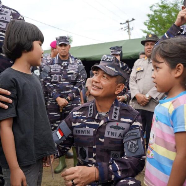Hari Kedua Kunjungan Kerja di Sumatra, Wakasal Tinjau Distribusi Bantuan di Posko Seruwa Aceh Tamiang