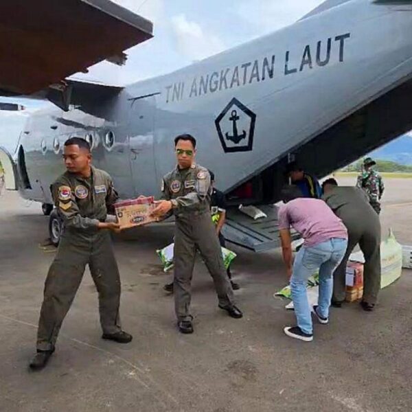 TNI AL Kembali Terbangkan Bantuan Logistik ke Takengon, 2 Ton Bantuan Didistribusikan