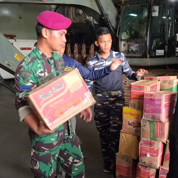 Sigap Tanggap Bencana, Prajurit Yonranratfib 1 Marinir Tergabung Satgas PRCPB Salurkan Bantuan di Sumatera Barat