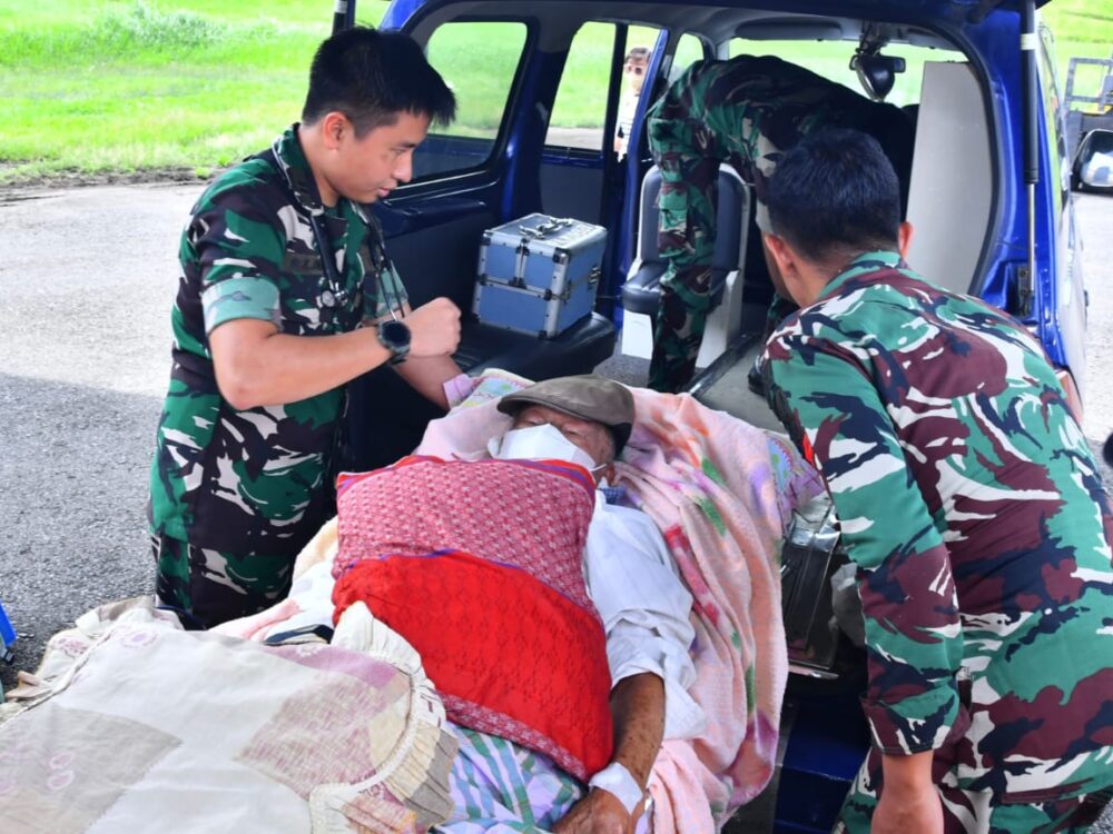 Gerak Cepat di Tengah Pemulihan Pascabencana, TNI AU Evakuasi Lansia Lewat Jalur Udara