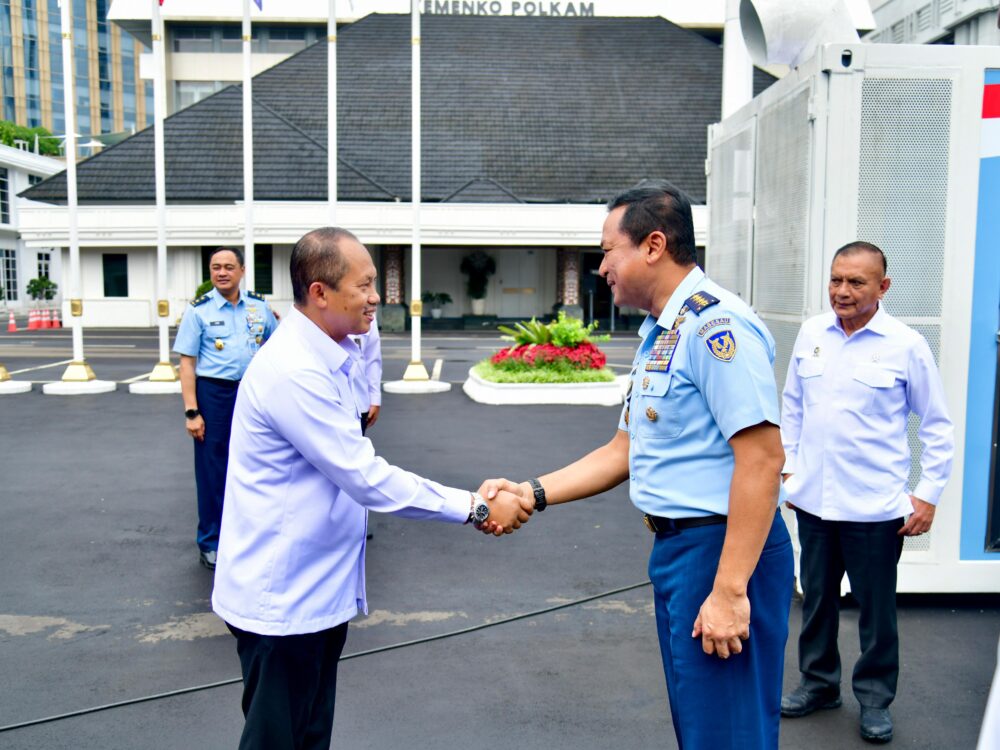 TNI AU Terima Hibah Kontainer Pendingin Portabel dari Kemenko Polkam RI